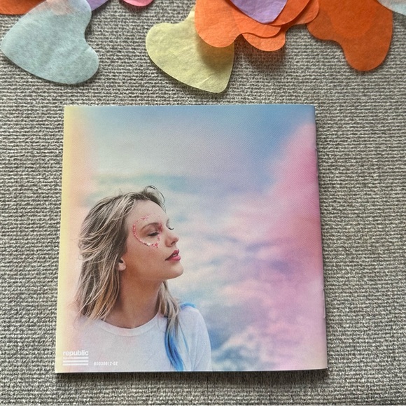 Taylor Swift signed Lover booklet with ME! cd - Picture 10 of 13